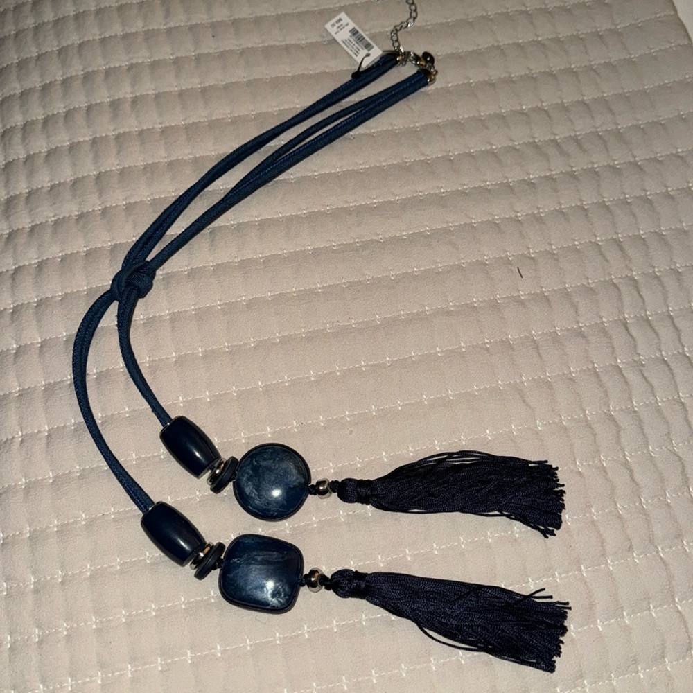 Chico’s Necklace Delanie Ynk
Blue Rope Necklace with deep blue stones